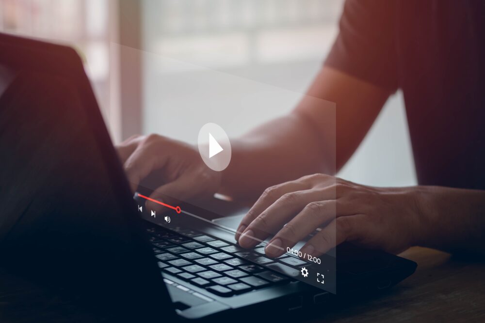 Comment bien diffuser mon contenu photo ou vidéo réalisé par 1 professionnel ? 4 shutterstock 2204840483 scaled